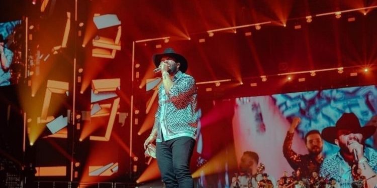 Carín León deleita a fans en el Día Nacional de la Banda