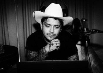 Cristian Nodal presenta posible portada de “Forajido”