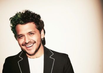 Christian Nodal firmó un contrato con la disquera Sony Music.