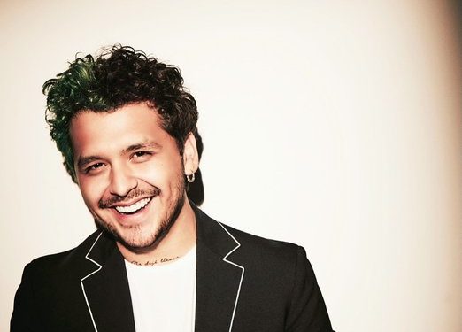 Christian Nodal firmó un contrato con la disquera Sony Music.