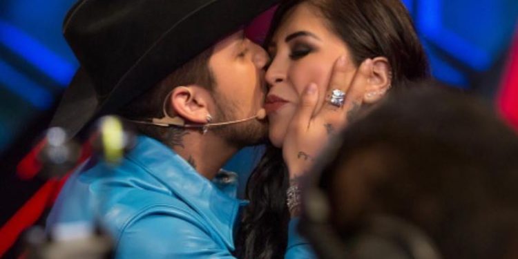 Universal Music demandó a los padres de Christian Nodal