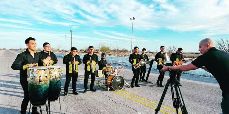 Los Super de Nueva Rosita estrenaron «LA MAMALONA»