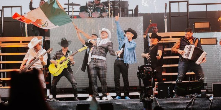 Grupo Firme  estreno «DE TRAGO EN TRAGO»