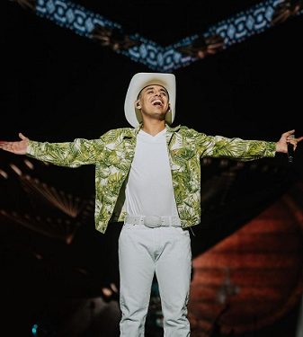 El divertido momento de la caída Jhonny Caz