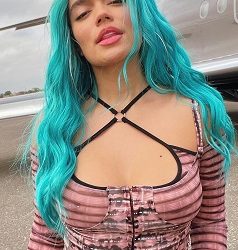 Karol G rinde homenaje a Selena Quintanilla