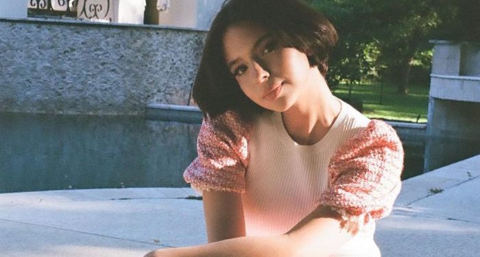 Ángela Aguilar estrena versión de «AMIGA MIA» en conmemoración a la comunidad LGBT+