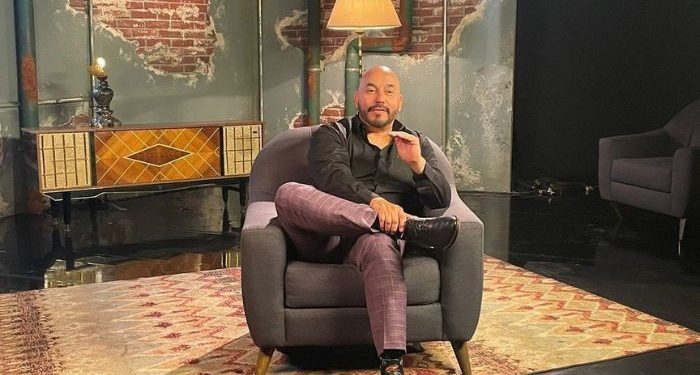 Ninel Conde da apasionado beso a Lupillo Rivera