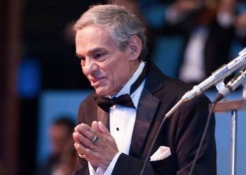 José José apareció sobre el escenario como holograma.