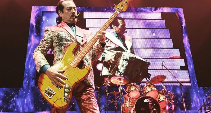Los Tigres del Norte recibieron en pleno concierto la triste noticia del fallecimiento de su madre.