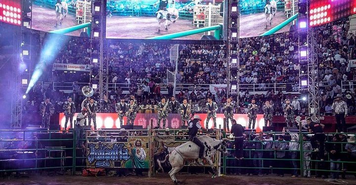 El Recodo presentó su libro en la Feria internacional del Libro de Guadalajara.