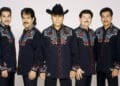 Jorge Hernández, de Los Tigres del Norte, preocupa a sus fans tras caída en pleno concierto