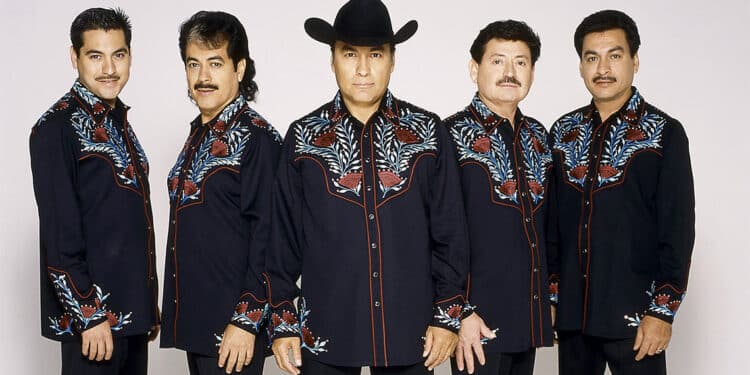 Jorge Hernández, de Los Tigres del Norte, preocupa a sus fans tras caída en pleno concierto