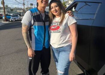 Régulo Caro sorprende al trabajar como repartidor de Amazon y aclara rumores sobre su música