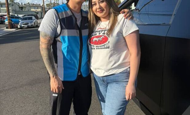 Régulo Caro sorprende al trabajar como repartidor de Amazon y aclara rumores sobre su música