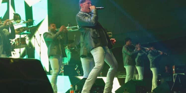 Los Recoditos conquistan el número uno de Billboard con “De esta me levanto”