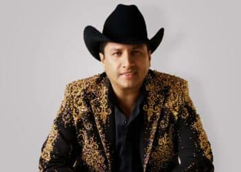 Julión Álvarez pisa el celular de un fan y divide opiniones en redes sociales