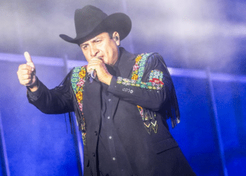 Julión Álvarez sorprende en posada de la SSP Jalisco y canta sin cobrar