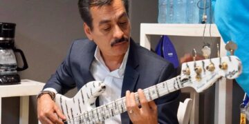 La razón por la que Los Tigres del Norte decidieron regalarle su icónico bajo a Karol G