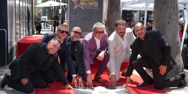 Intocable hace historia con su estrella en el Paseo de la Fama de Hollywood