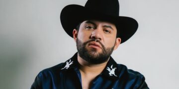 Luis R. Conríquez deja atrás los corridos bélicos y regresa a sus raíces con “Muchacho Alegre”