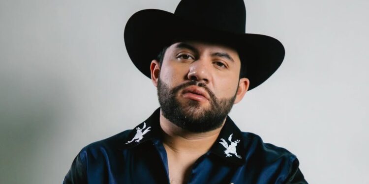 Luis R. Conríquez deja atrás los corridos bélicos y regresa a sus raíces con “Muchacho Alegre”