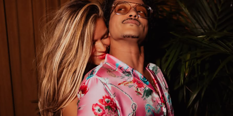 ¿Karol G y Bruno Mars son novios? Una publicación desata los rumores