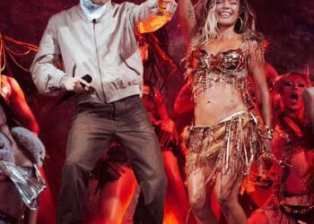 Karol G invita a Peso Pluma a su concierto y cantan “Qlona”