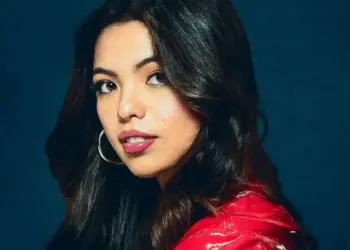 Sara Angel debuta con su primer disco y honra el legado musical de su abuelo Tirso Páez