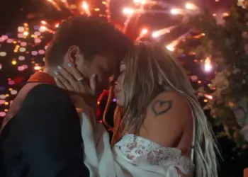 ¡Bruno Mars conquista a Karol G! Estrenan romántico video musical de “Dance With Me”
