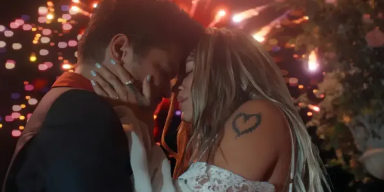 ¡Bruno Mars conquista a Karol G! Estrenan romántico video musical de “Dance With Me”