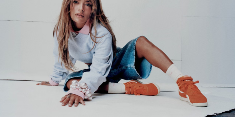 Karol G lleva el universo de ‘Tropicoqueta’ a los tenis con nueva colaboración con Reebok